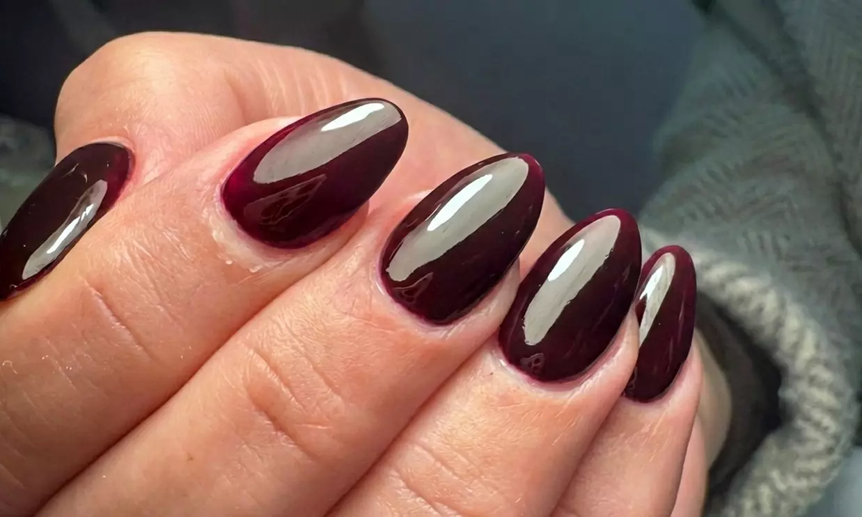 Manicura y/o pedicura express o completa con esmaltado semipermanente