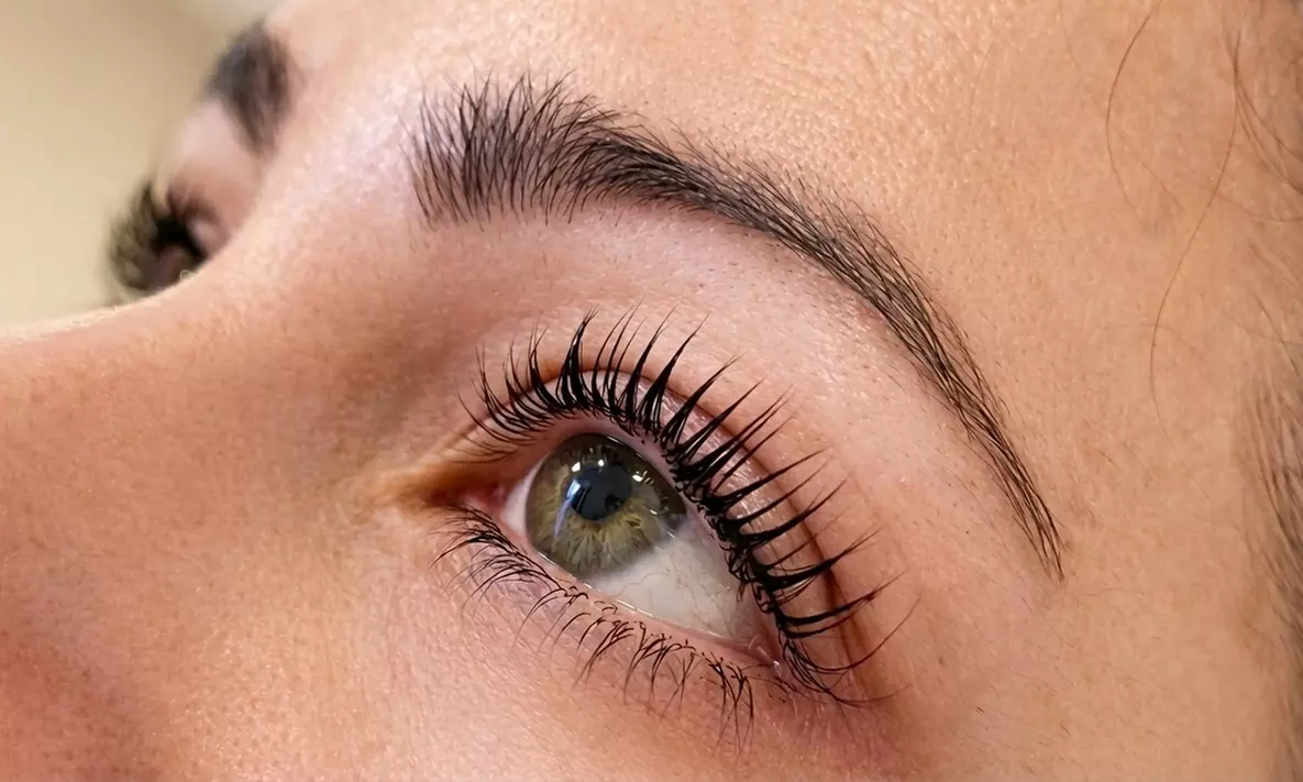 Wimpern- und/oder Augenbrauen-Lifting inkl. Färben für 1 Person