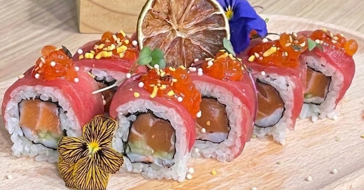 Oferta de sushi y bubble tea en un restaurante de Málaga