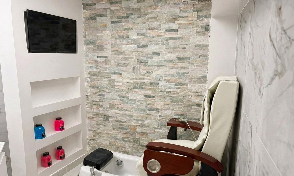 Soins des mains et des pieds avec vernis semi-permanent