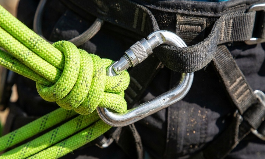 Image 5: Indoor climbing passes for individuals and pairs