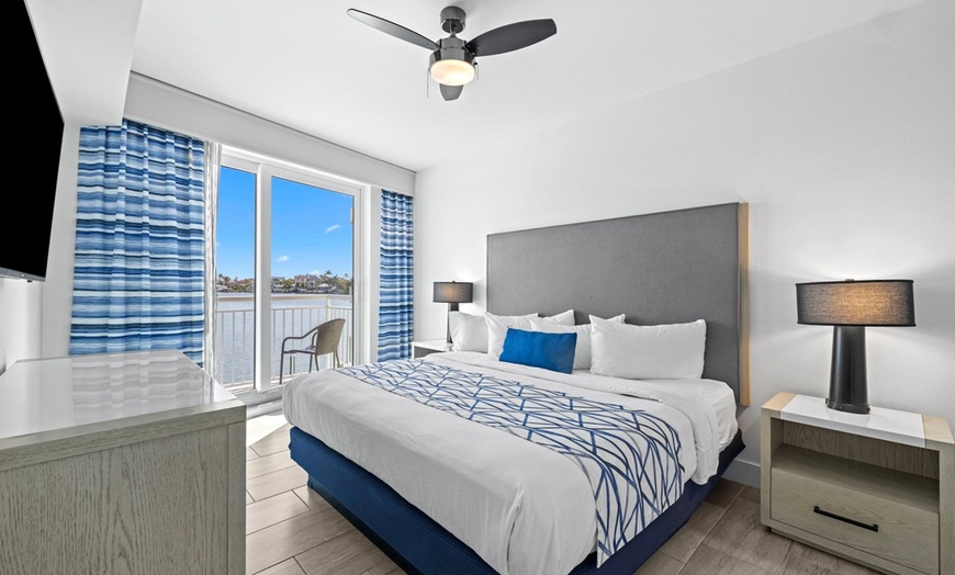 Image 25: Treasure Island Beachfront Suites with Rooftop Deck