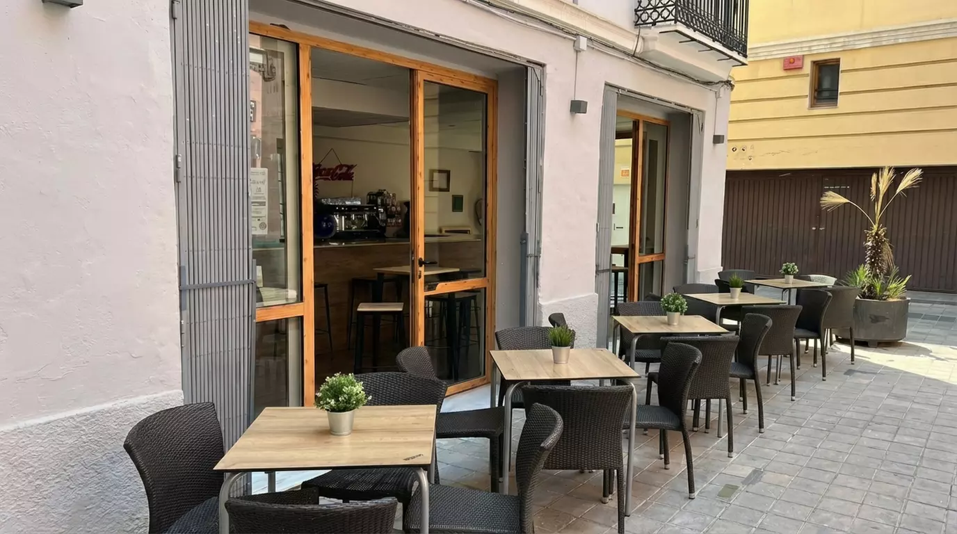 Cata de 5 tipos de vino con maridaje de 4 tapas y postres para 1 o 2