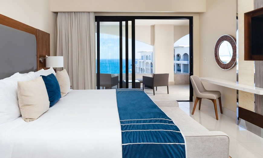 Image 15: Los Cabos Beachfront Resort with Lazy River & Spa