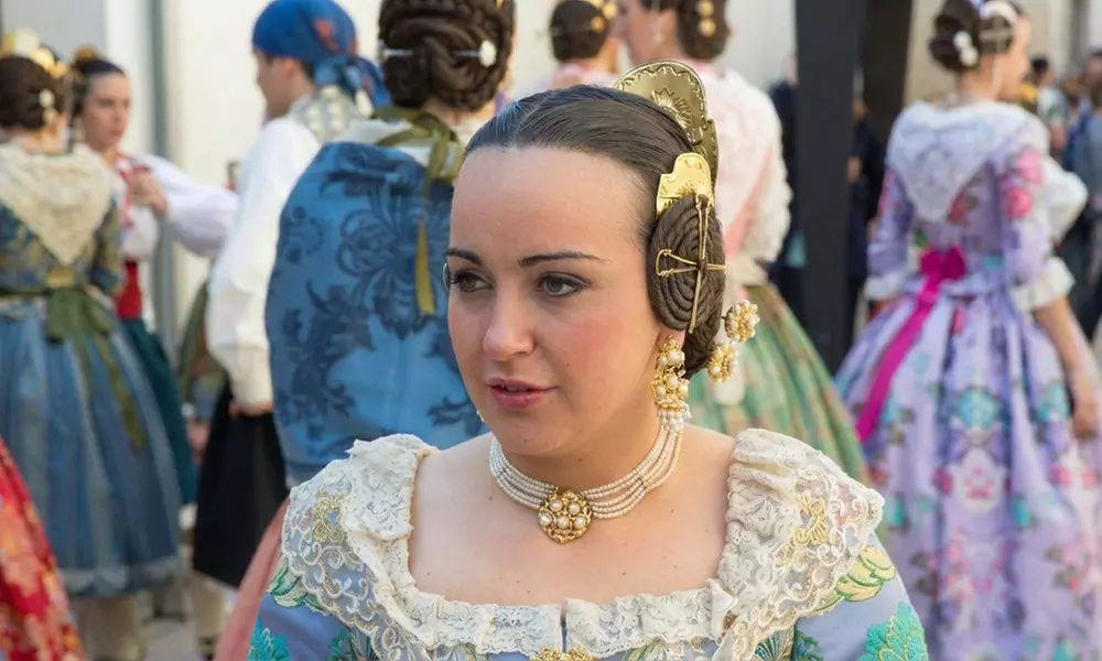 Brilla estas Fallas: maquillaje y/o peinado de fallera para 1 persona