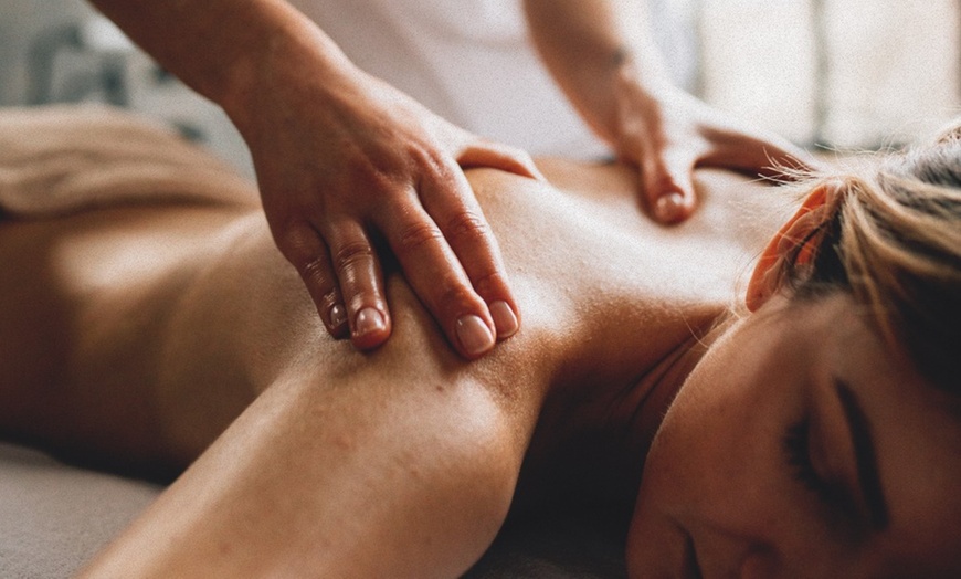 Image 8: Ultimate Detox! Swedish Massage & Body Scrub for Smooth Skin 