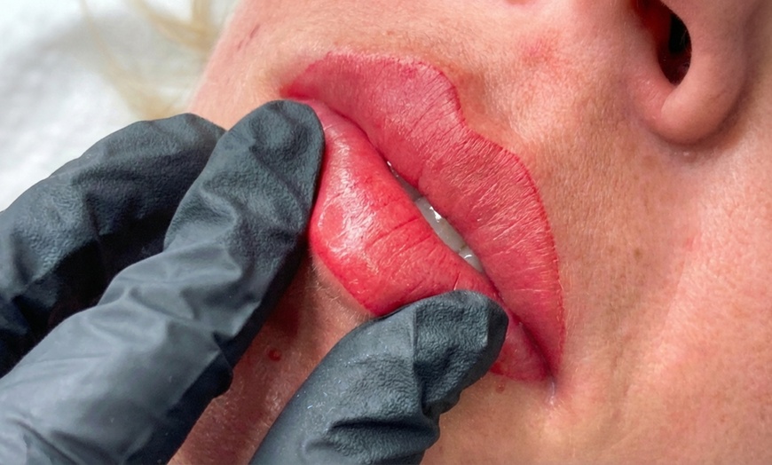 Image 4: Micropigmentación en eyeliner o labios completos para 1 persona