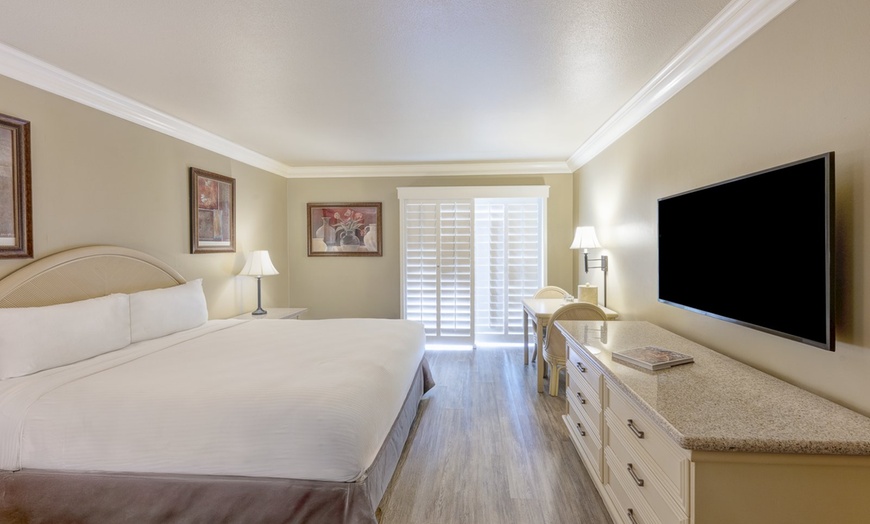 Image 31: Indian Wells Hotel with Pool near Golf and Tennis