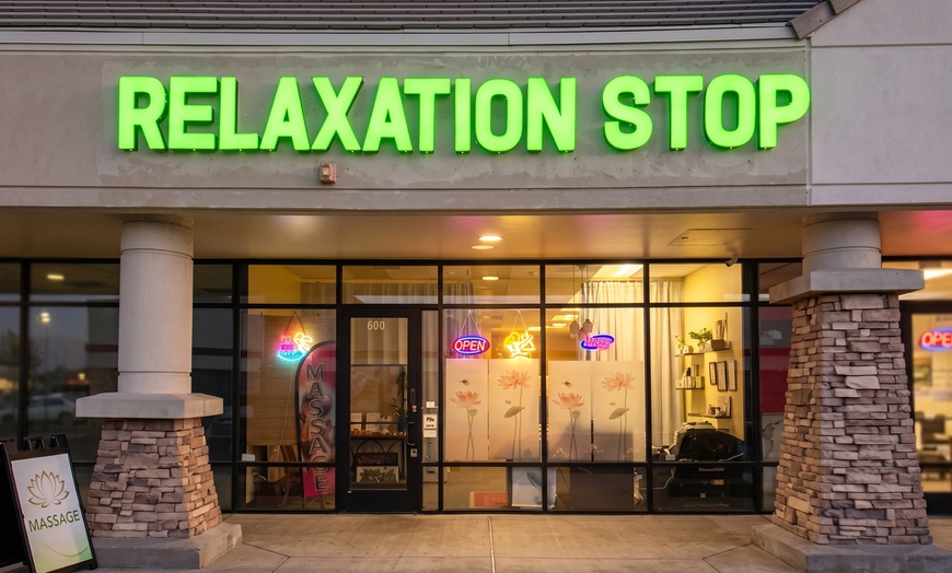 Image 2: Couples Massage with Hot Stones and Essential Oils