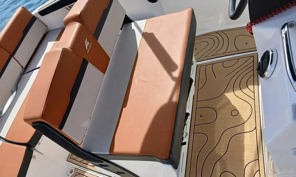 Alquiler de barco privado con licencia y tabla de wakeboard para 6 pax