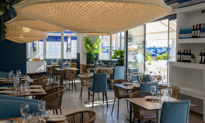 Image 2: Cata de 4 vinos con crujiente de queso frente al mar para 2 o 4 pax