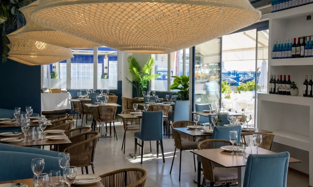 Cata de 4 vinos con crujiente de queso frente al mar para 2 o 4 pax