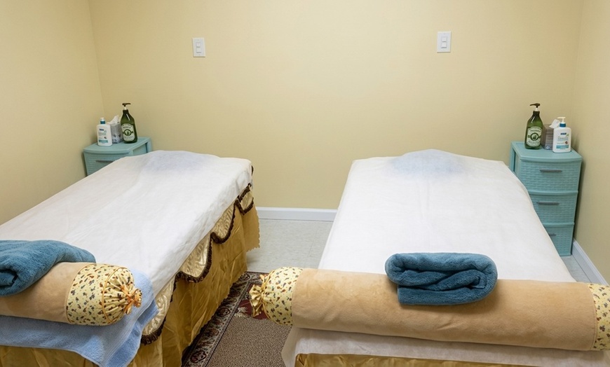 Image 3: Singles or Couples Body Massage with Hot Stones at Healthy Foot Spa
