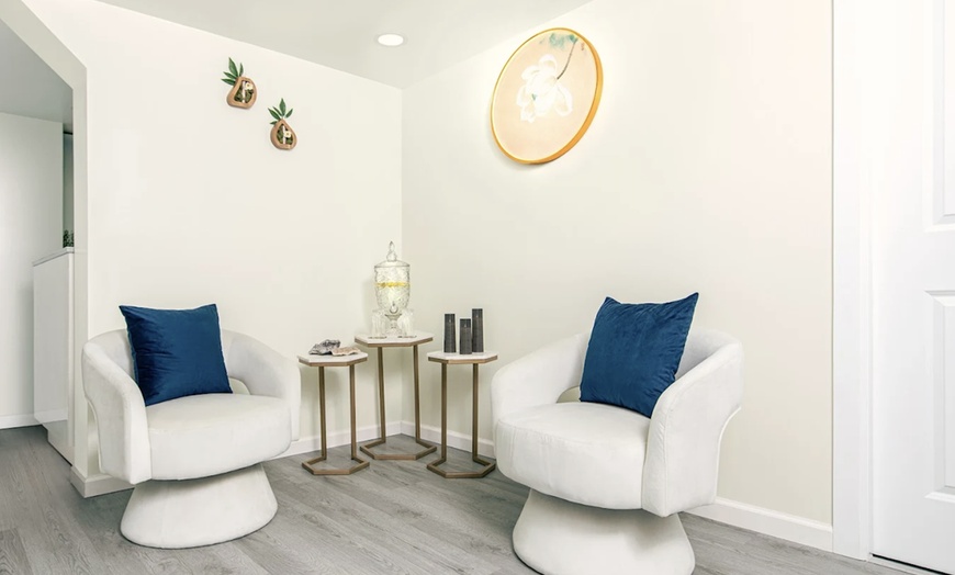 Image 2: 60-Minute Relaxing Massages: Gentle Swedish, Therapeutic, Deep Tissue