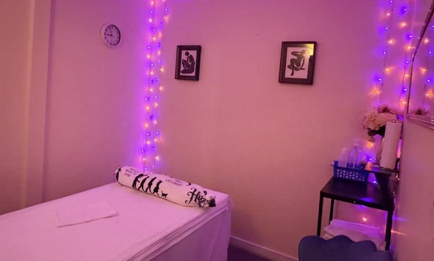 Image 2: Relaxing Couples Massage with Hot Stones