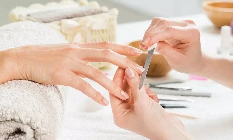 Manicura y/o pedicura spa con esmaltado tradicional o semipermanente