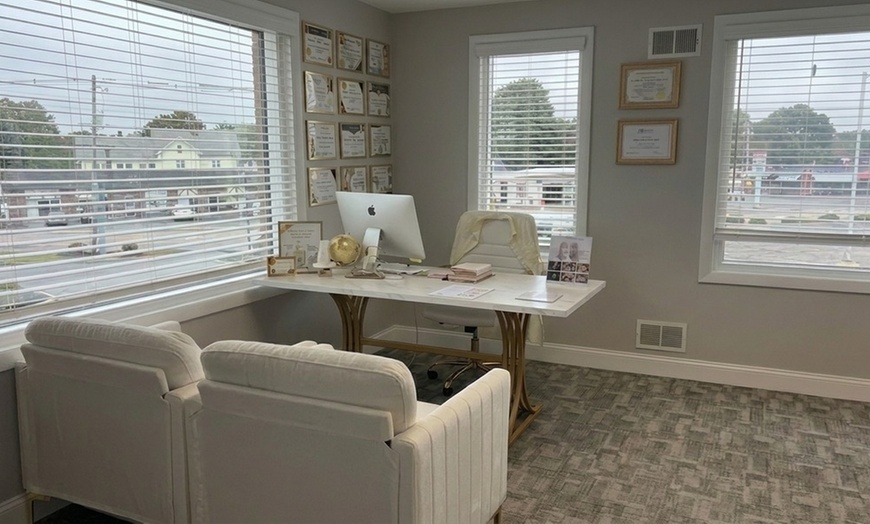 Image 3: 60-Min Full Body Massage with Hot Towels & Essential Oils