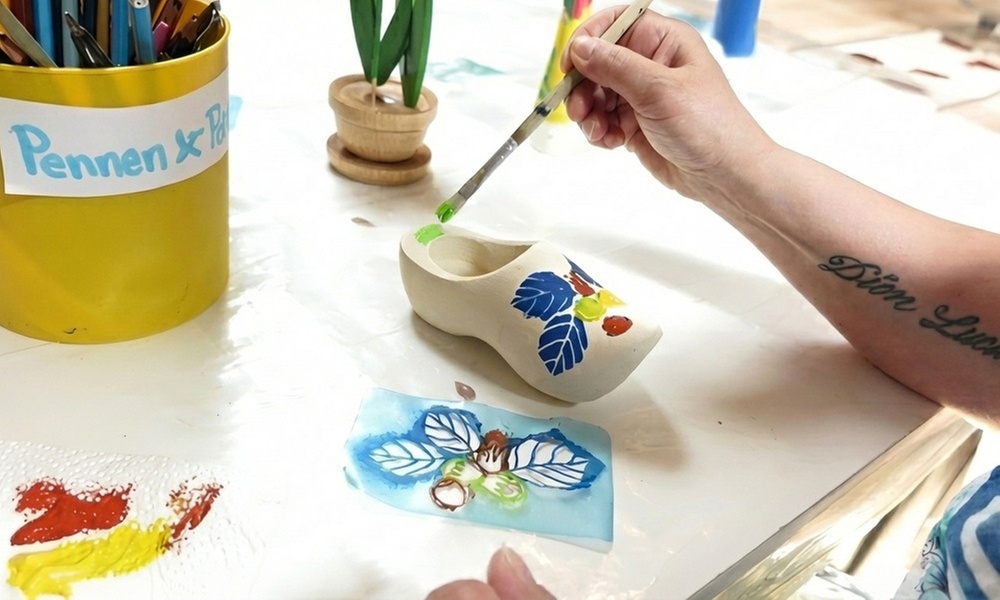 Creatief oer-Hollands uitje: workshop klompen of keramiek schilderen