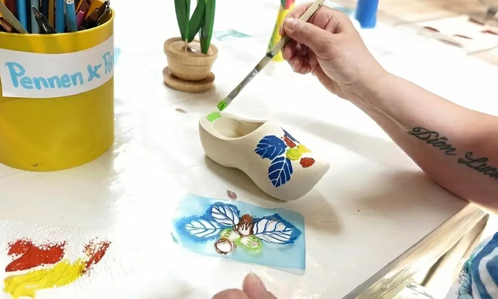 Creatief oer-Hollands uitje: workshop klompen of keramiek schilderen