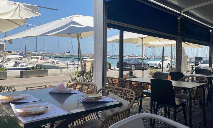 Image 4: Cata de 4 vinos frente al mar, maridados con torreznos, para 2 o 4 pax