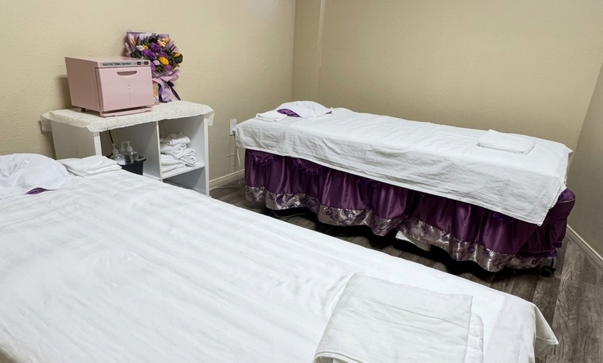 Image 6: 60-Min Lymphatic Drainage Massage with Drinese Cream & Hot Stones