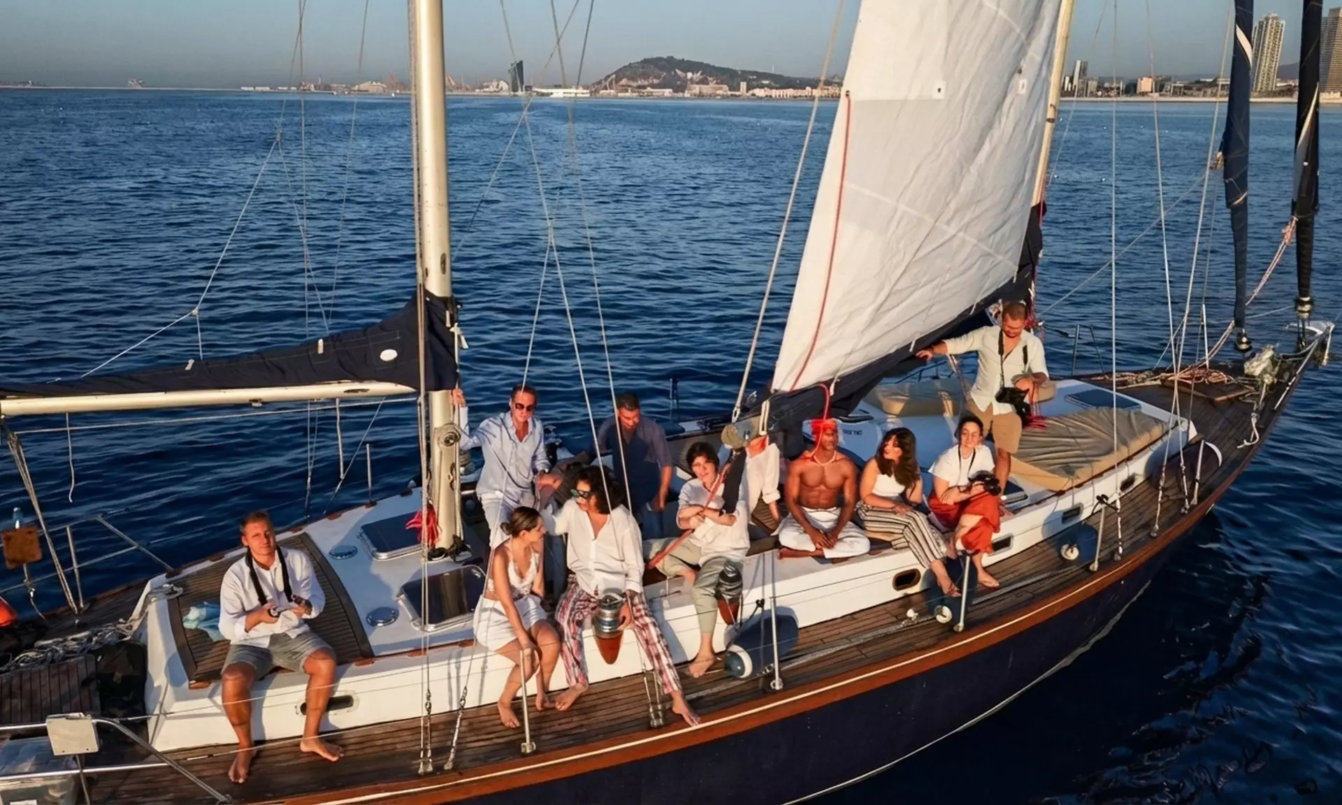 Paseo y fiesta en barco de lujo con barra libre, snacks y música