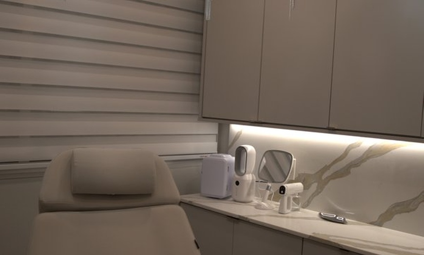 Image 5: 60-Minute Couples Massage: Swedish/Deep Tissue, Hot Stones & Aroma