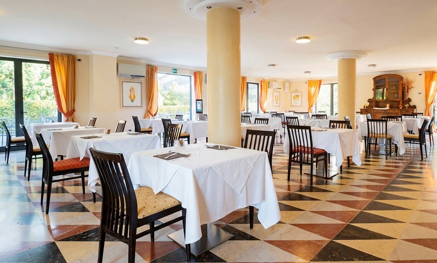 Image 11: Imperia 4*: Soggiorno in camera deluxe con colazione o mezza pensione