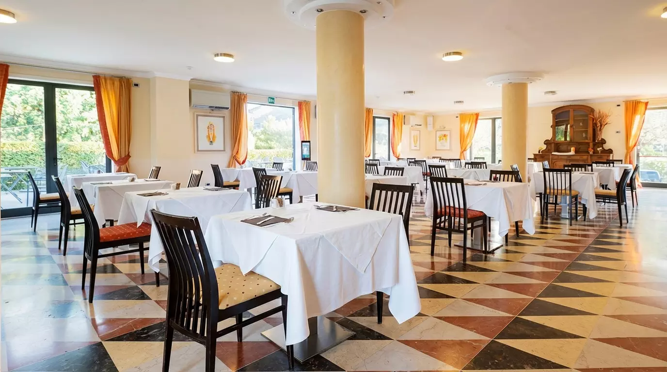 Imperia 4*: Soggiorno in camera deluxe con colazione o mezza pensione