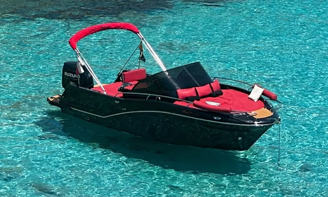 Descubre Ibiza desde el mar: alquiler de barco para hasta 11 personas