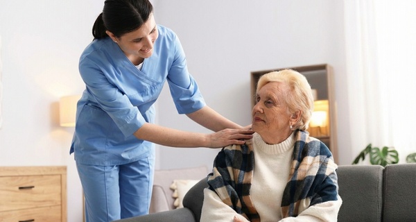 Kursy online: kompleksowe szkolenie opiekunów, wsparcie w demencji i podstawy pracy medycznej od Alpha Academy (do -97%)