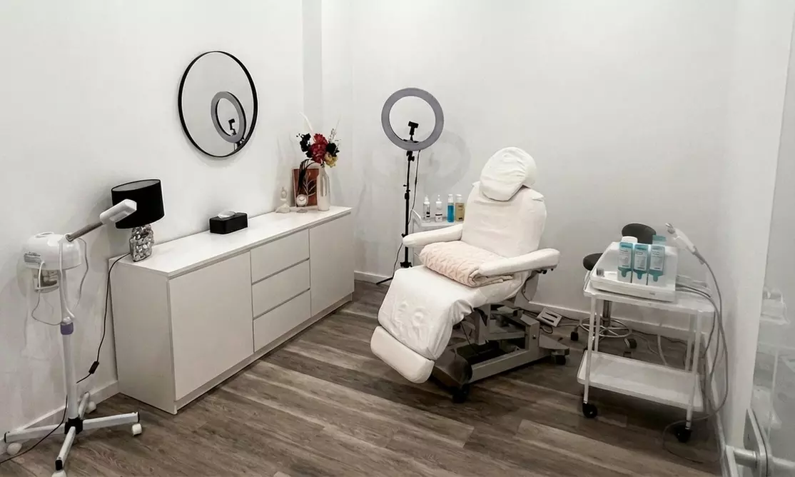 Klassische Ausreinigung, Microneedling oder Aqua-Facial für 1 Person