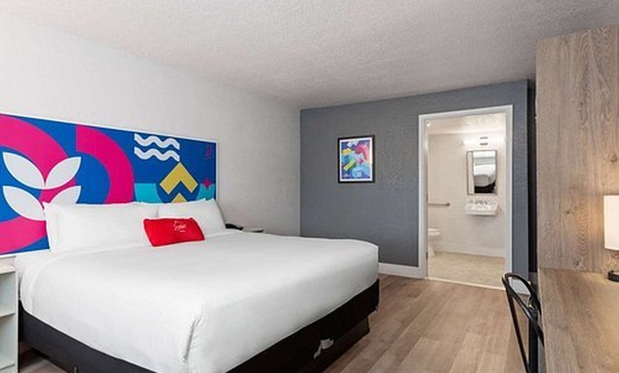 Image 16: Kissimmee Hotel near Disney with Free Breakfast