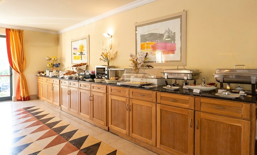 Image 13: Imperia 4*: Soggiorno in camera deluxe con colazione o mezza pensione