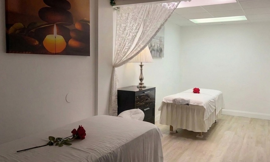 Image 3: Couples Massage with Hot Stones & Oils (30 or 50 Min)