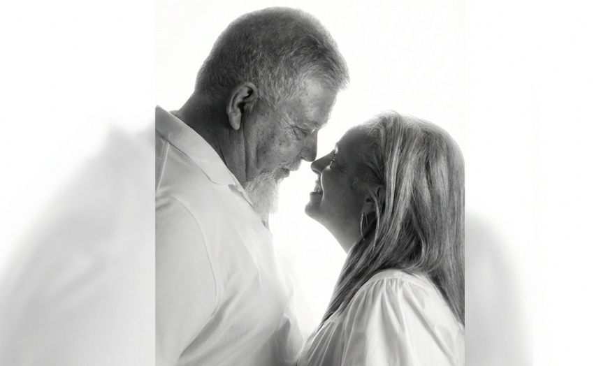 Image 5: Sesión de fotos de San Valentín en estudio con 15 imágenes editadas