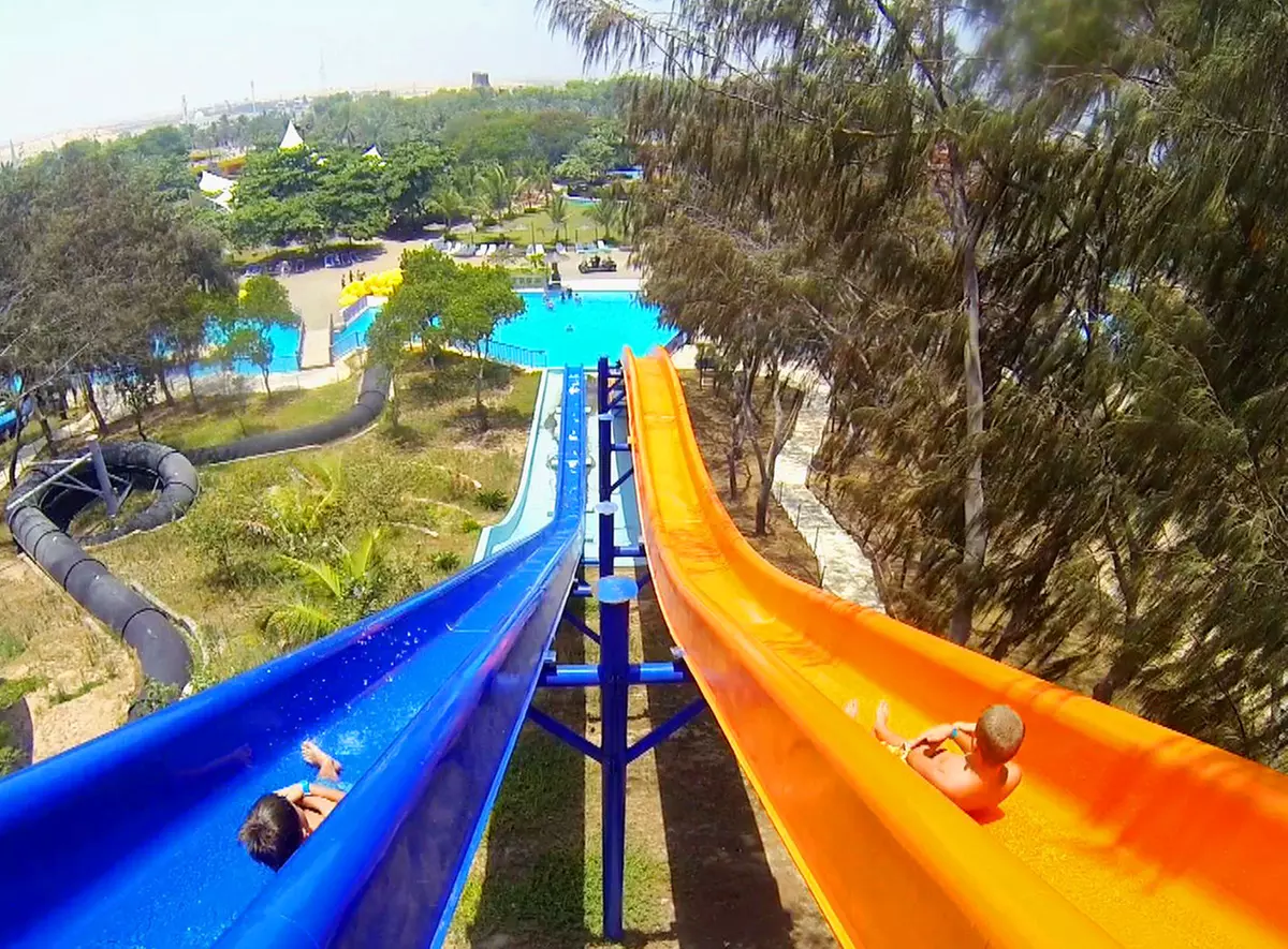 Ras Al Khaimah: 4* Hotel Stay with Dreamland Aqua Park Tickets for Two