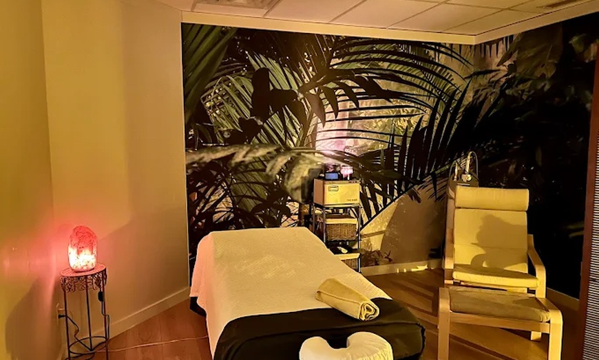 Image 4: 60- or 90-Minute Couples Massage for Deep Relaxation & Tension Relief