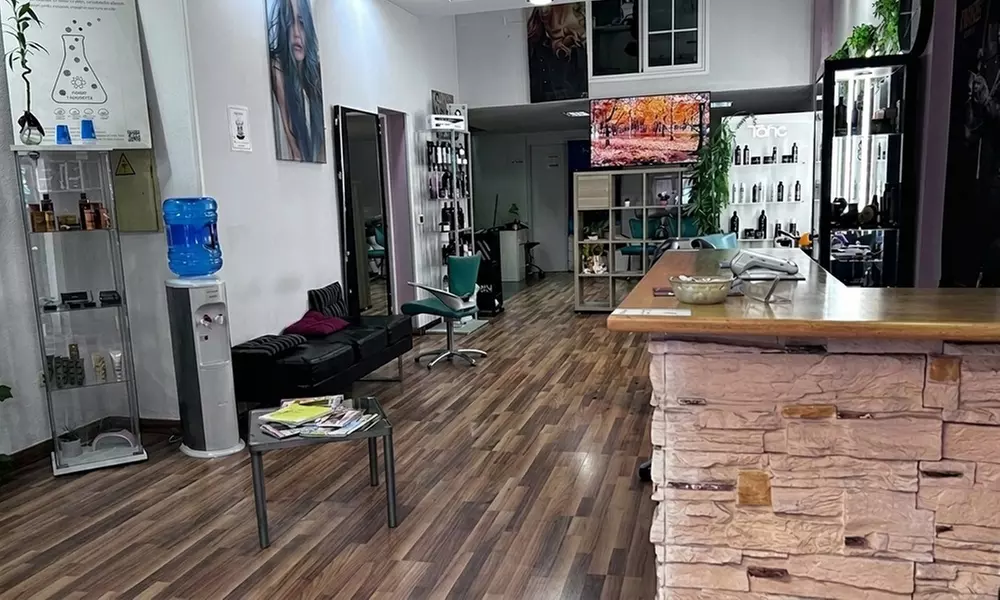 Sesión de manicura y/o pedicura con esmaltado normal o semipermanente
