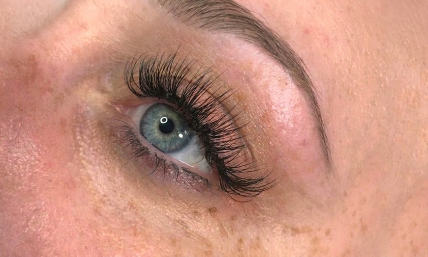 Image 2: Classic and Volume Eyelash Extensions with Care Kit