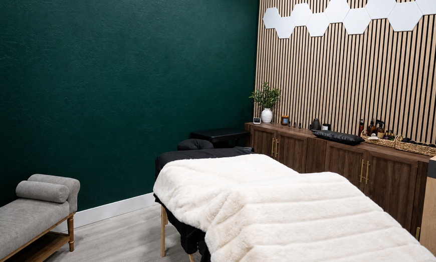 Image 4: Massage with Hot Stones: Personalized Massage