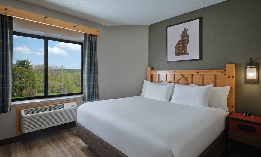 Image 19: Great Wolf Lodge Boston Indoor Water Park Resort