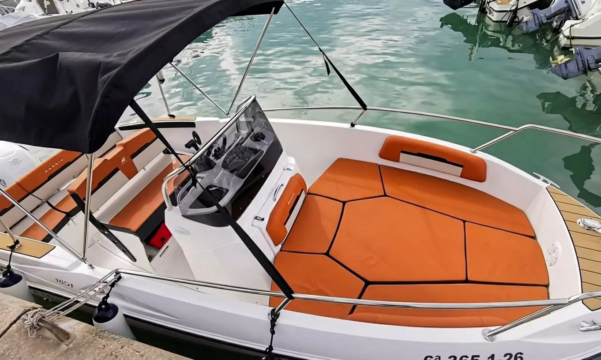 Alquiler de barco privado con licencia y tabla de wakeboard para 6 pax