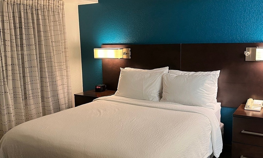 Image 16: All-Suite Hotel near O'Hare with Free Breakfast