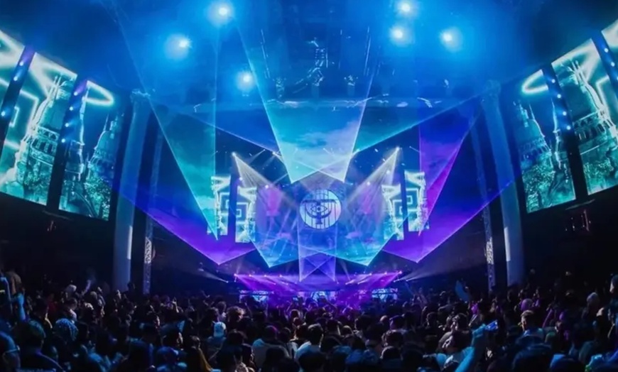 Image 3: Treat yourself to a Club Crawl experience in Hollywood or Downtown…