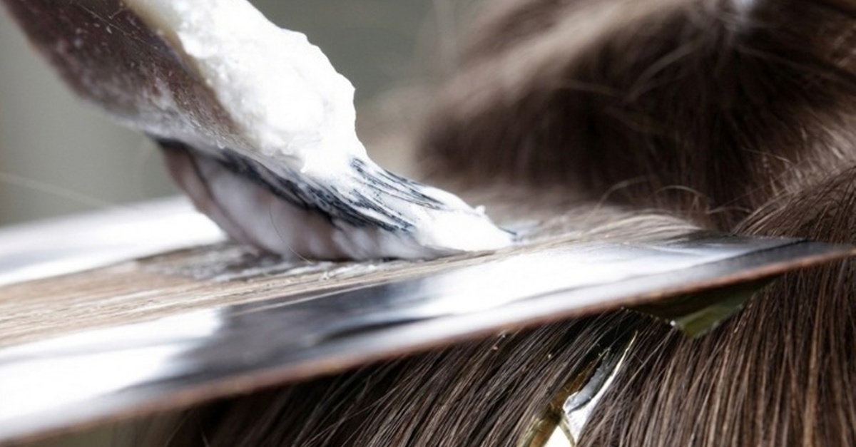 Servicio de peluquería con tinte o mechas de raíz en Palma de Mallorca