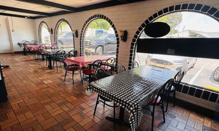Image 4: Enjoy Italian Dining Credits Towards Food and Drinks in Soddy Daisy
