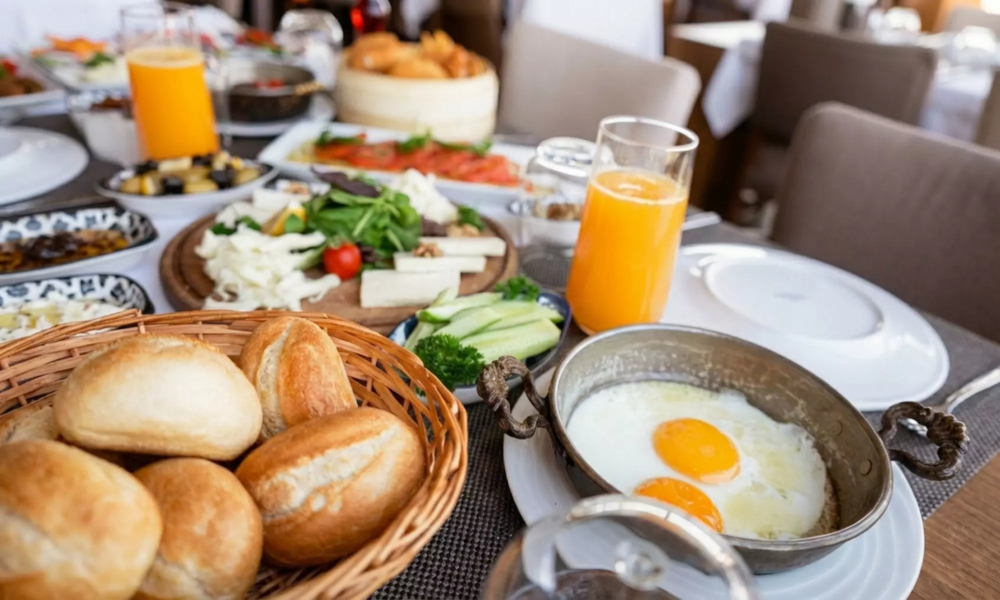 Petit-déjeuner de luxe avec cava et douceurs sucrées-salées
