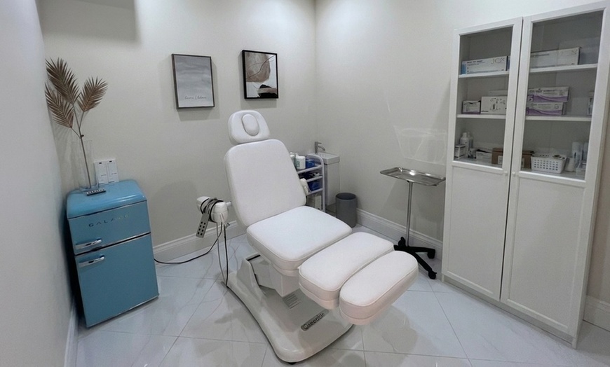Image 2: Cosmetic Injectable: Reduce Wrinkles & Enhance Contours (20-40 Units)
