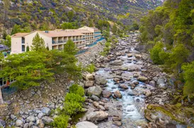 Charming Extended-Stay Hotel in Yosemite’s Gateway with River Views